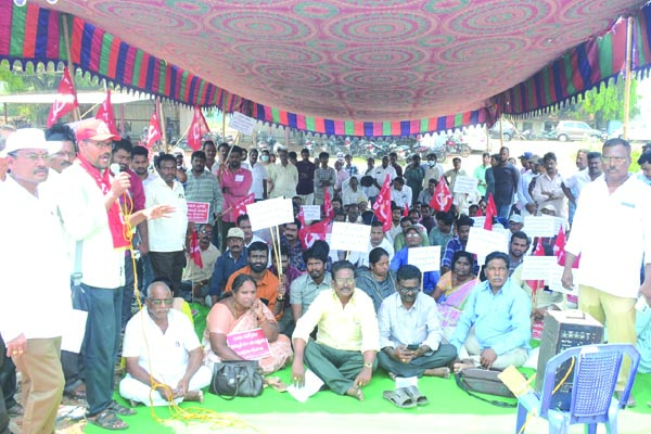సమస్యలపై సహకార ఉద్యోగుల ధర్నా