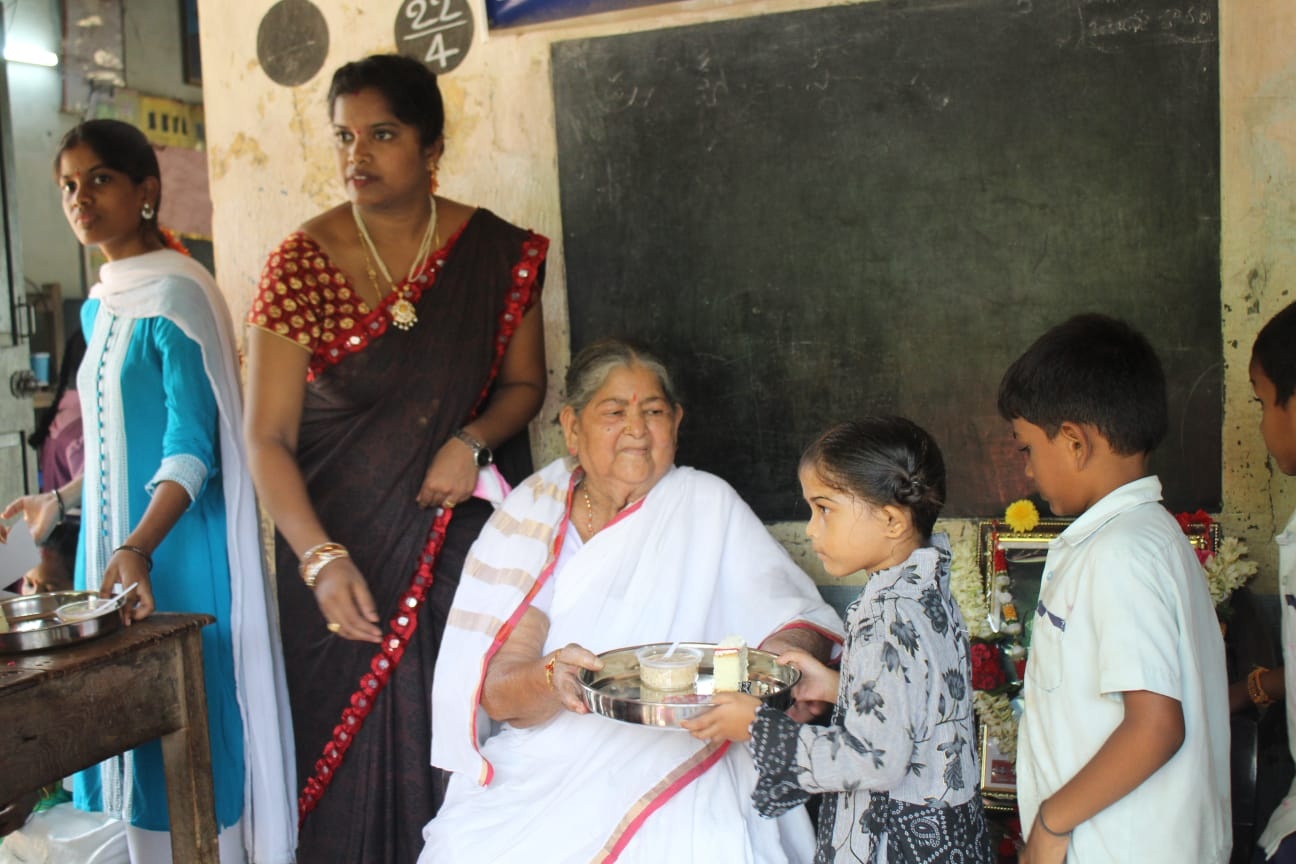 విద్యార్థులకు భోజనం ప్లేట్లు అందజేత