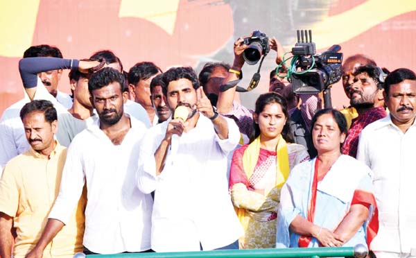 చేనేత కార్మికులను ఆదుకుంటాం..