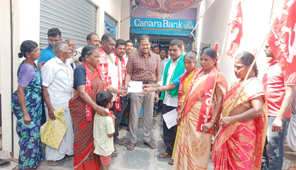 Farmers-dharna-at-Canara-Bank