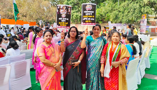 congress-women-leaders-protest-at-dharna