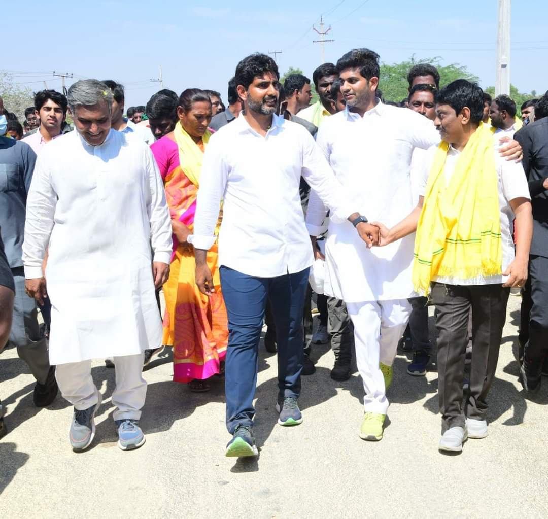 సమస్యలను ఆలకిస్తూ.. లోకేష్‌ పాదయాత్ర..!