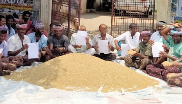 farmers-protest-paddy