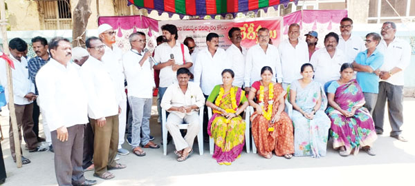 నాల్గవ రోజూ కొనసాగిన రిలే దీక్షలు