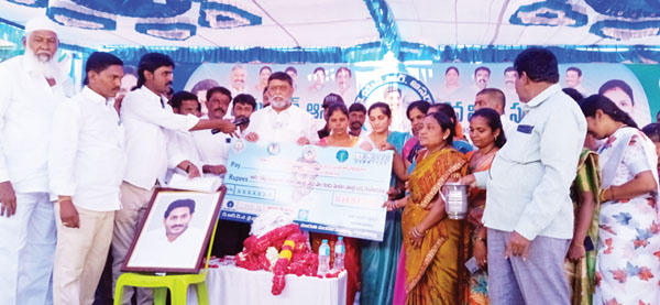 సంక్షేమ పథకాల అమలులో మహిళలకే అగ్రస్థానం