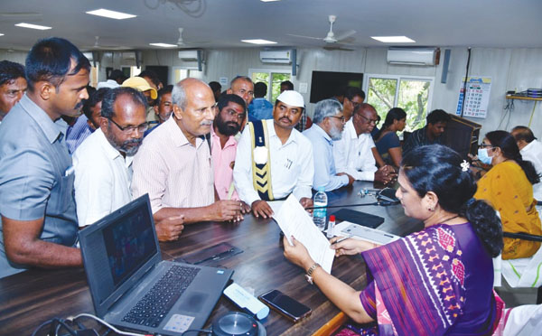 శ్రీసత్యసాయి తాగునీటి కార్మికుల సమస్యలు పరిష్కరించండి