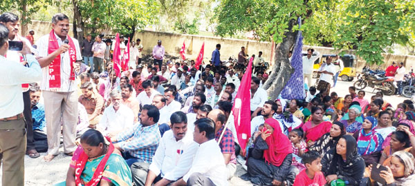 పేదలకు ఇళ్ల స్థలాలు, పట్టాలు ఇవ్వాల్సిందే