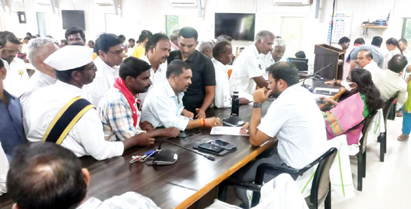 రాయదుర్గం మున్సిపల్‌ శానిటరీ ఇన్‌స్పెక్టర్‌ను సస్పెండ్‌ చేయాలి