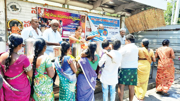 ఆసుపత్రి వద్ద అన్నదానం