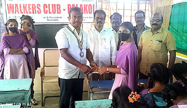 snaks-distribution-to-10th-students