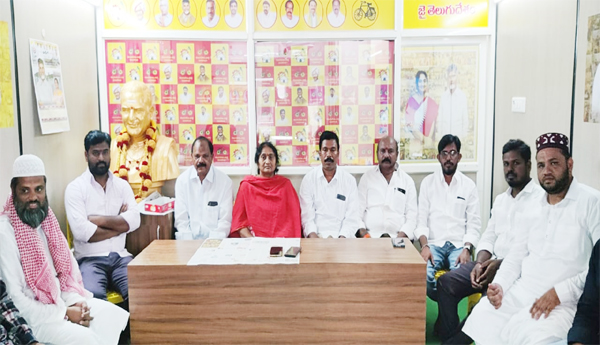 Savithamma-is-the-leader-of-TDP-press-meet