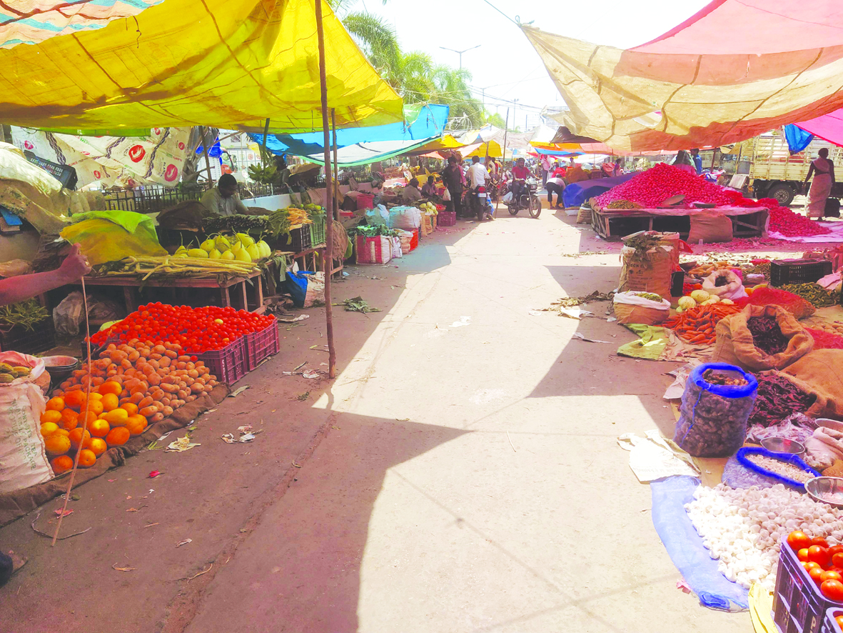 ఎండ ప్రభావం.. రోడ్లు నిర్మానుష్యం