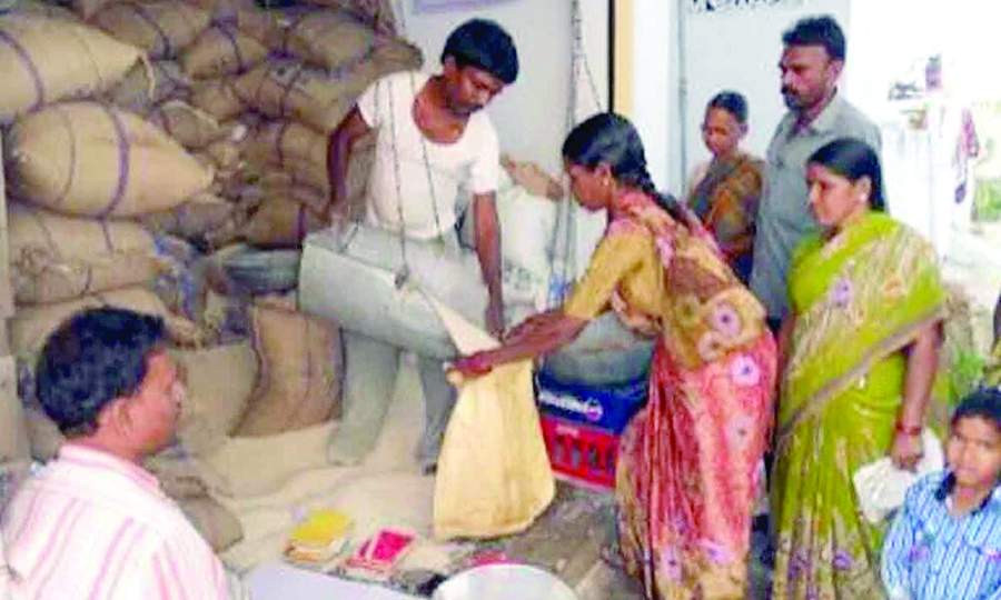 రేషన్‌ తీసుకుంటున్న మహిళ