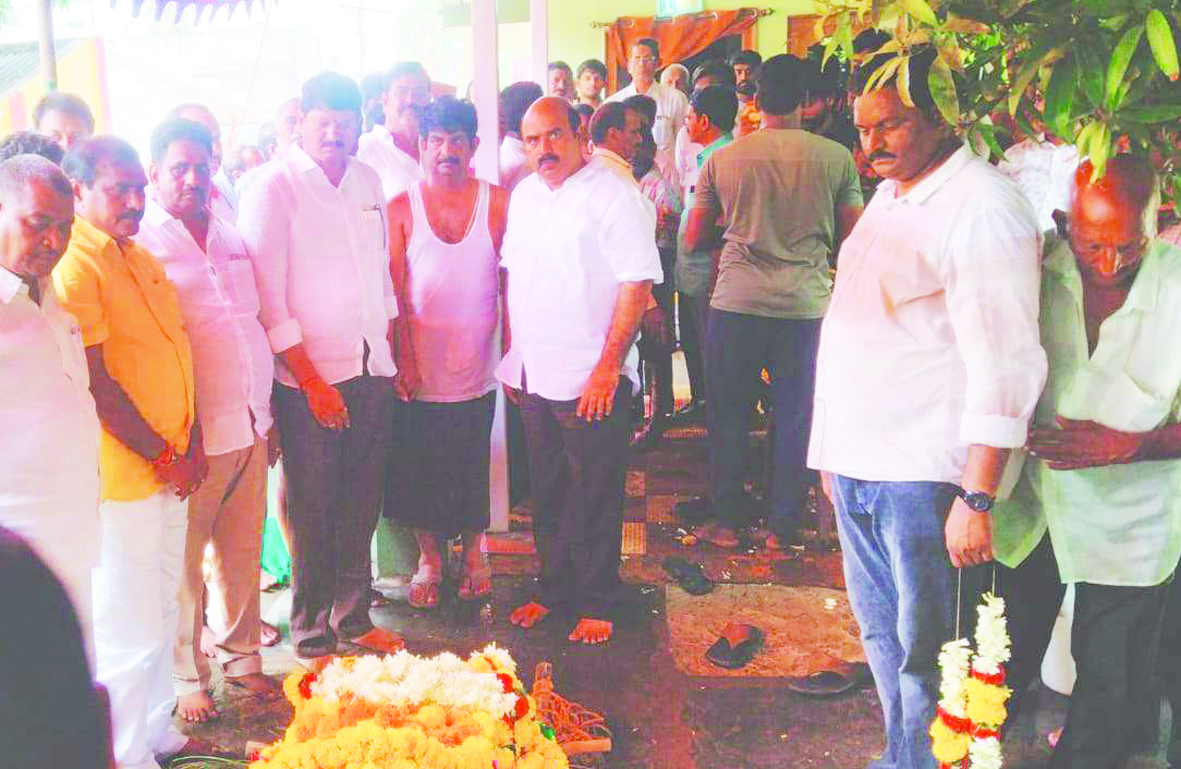 మాజీ ఎంఎల్‌సి పాందువ్వ శ్రీనుకు పితృవియోగం