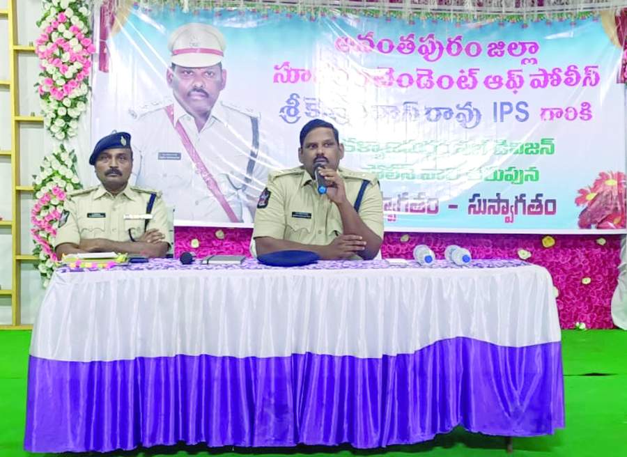   కార్యక్రమంలో మాట్లాడుతున్న ఎస్పీ శ్రీనివాసరావు