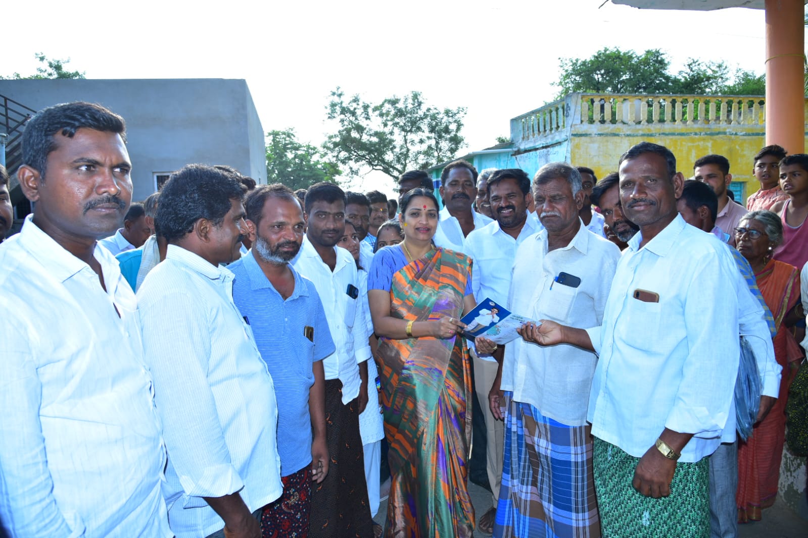 సంక్షేమ ఫలాలు ఇంటింటికీ అందాలి : మంత్రి ఉషశ్రీచరణ్‌