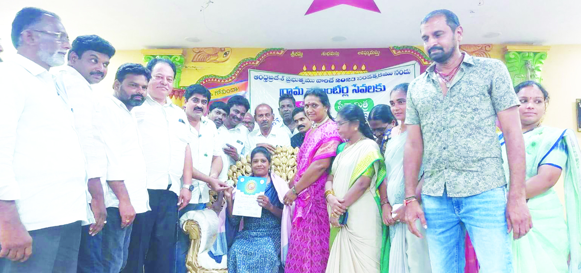 ప్రభుత్వానికి వాలంటీర్లు పట్టుకొమ్మలు : పివిఎల్‌