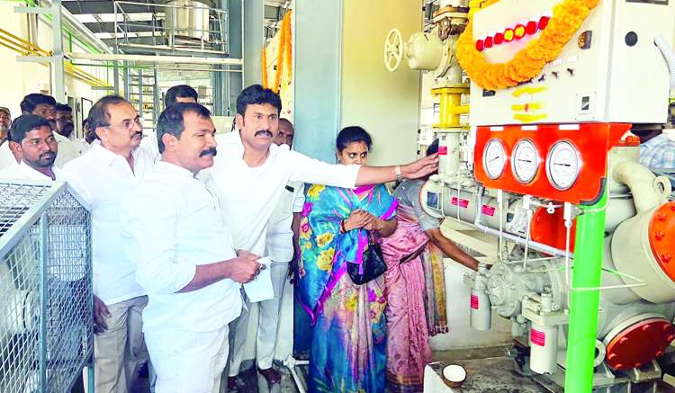    తోపుదుర్తి మహిళా సహకార పాల డెయిరీను ట్రయిల్‌ రన్‌ను ప్రారంభిస్తున్న ఎమ్మెల్యే తోపుదుర్తి