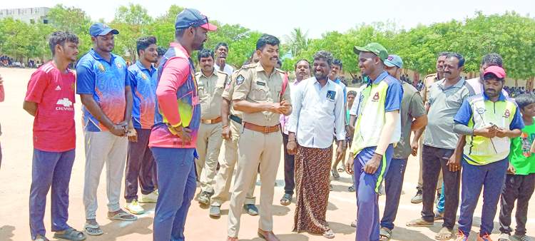     క్రీడాకారులతో మాట్లాడుతున్న ఎస్‌ఐ జనార్ధన్‌