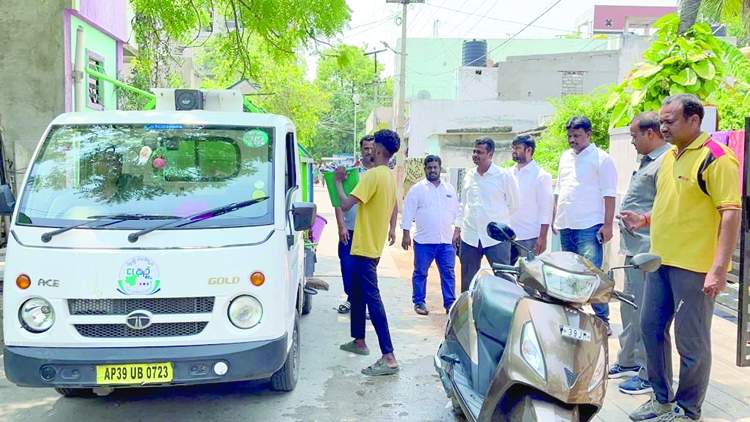   చెత్త సేకరణ తీరును పరిశీలిస్తున్న మేయర్‌ వసీం