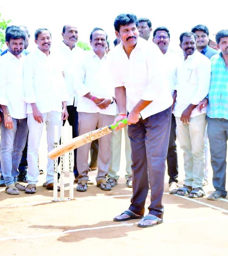    క్రికెట్‌ పోటీలను ప్రారంభిస్తున్న ఎమ్మెల్యే తోపుదుర్తి