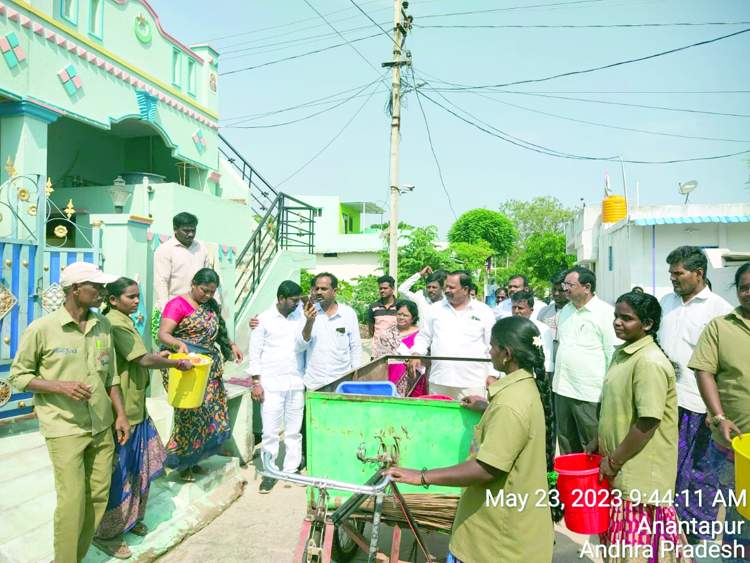 చెత్తసేకరణను పరిశీలిస్తున్న జెడ్పీ సిఇఒ కె.భాస్కర్‌రెడ్డి