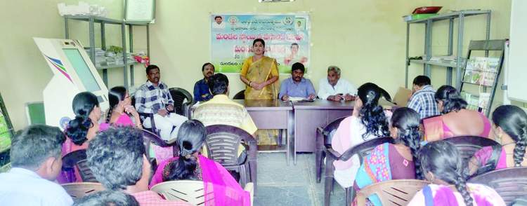   సమావేశంలో మాట్లాడుతున్న ఎంపిపి దాసరి సునీత