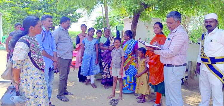   రైతు శివయ్య కుటుంబాన్ని పరామర్శిస్తున్న తహశీల్దార్‌ మోహన్‌కుమార్‌