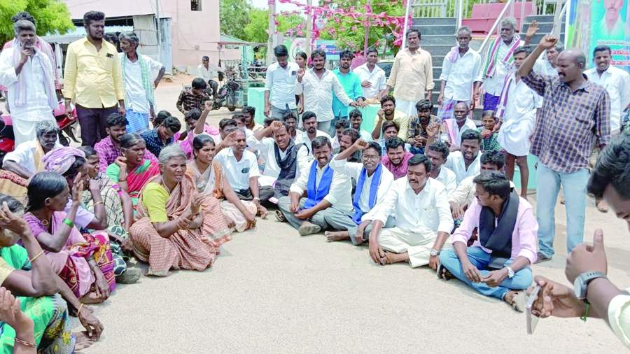 ధర్నా చేస్తున్న ఎస్సీ, ఎస్టీ సంఘాల నాయకులు