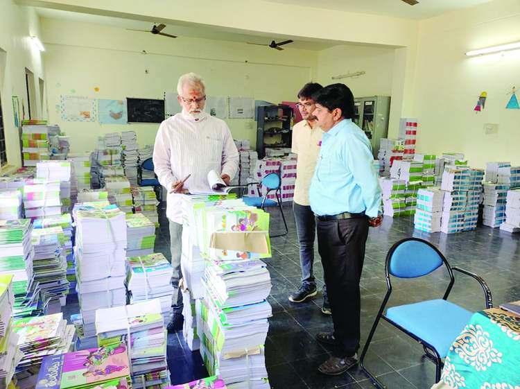 పుస్తకాలను పరిశీలిస్తున్న డిఇఒ సాయిరాం