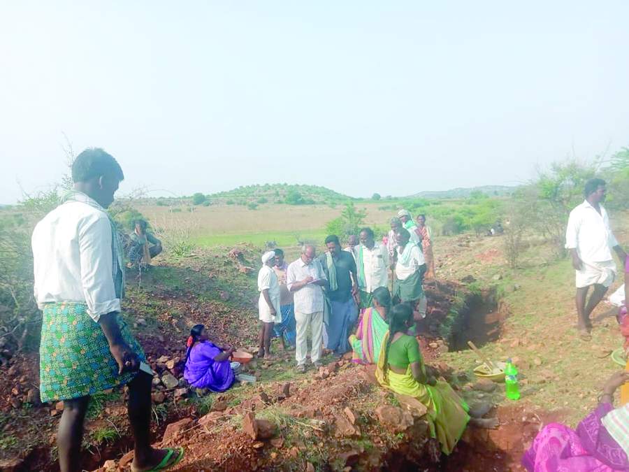 ఉపాధి కూలీలతో మాట్లాడుతున్న సిఐటియు రాష్ట్ర అధ్యక్షుడు జి.ఓబులు