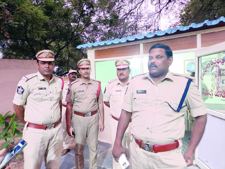  సిబ్బందితో మాట్లాడుతున్న ఎస్పీ శ్రీనివాసరావు