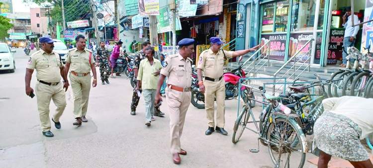    ట్రాఫిక్‌ను పర్యవేక్షిస్తున్న డీఎస్పీ నరసింగప్ప