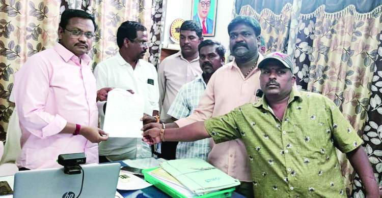    కమిషనర్‌కు వినతిపత్రం సమర్పిస్తున్న మున్సిపల్‌ వర్కర్స్‌ యూనియన్‌ నాయకులు