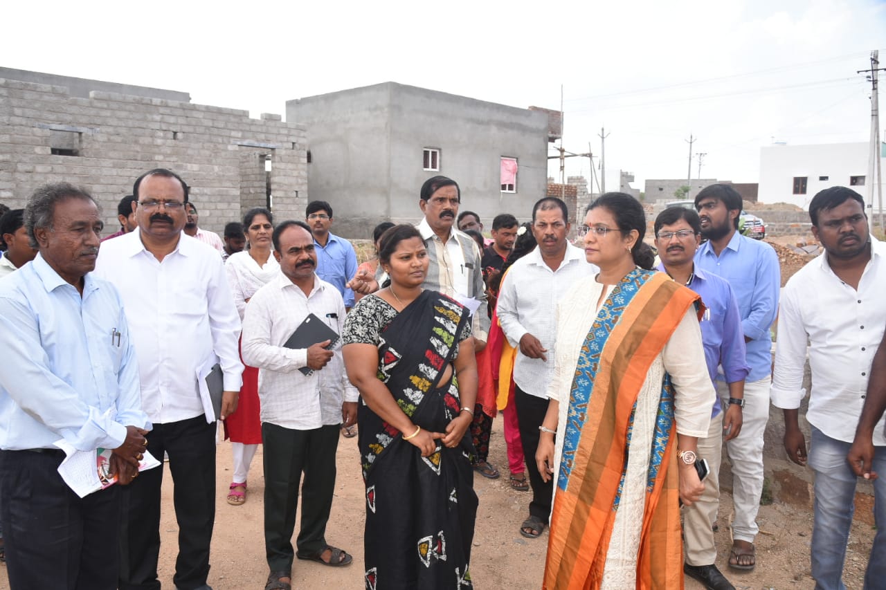 గంతకల్లు డివిజన్‌లో కలెక్టర్‌ సుడిగాలి పర్యటన