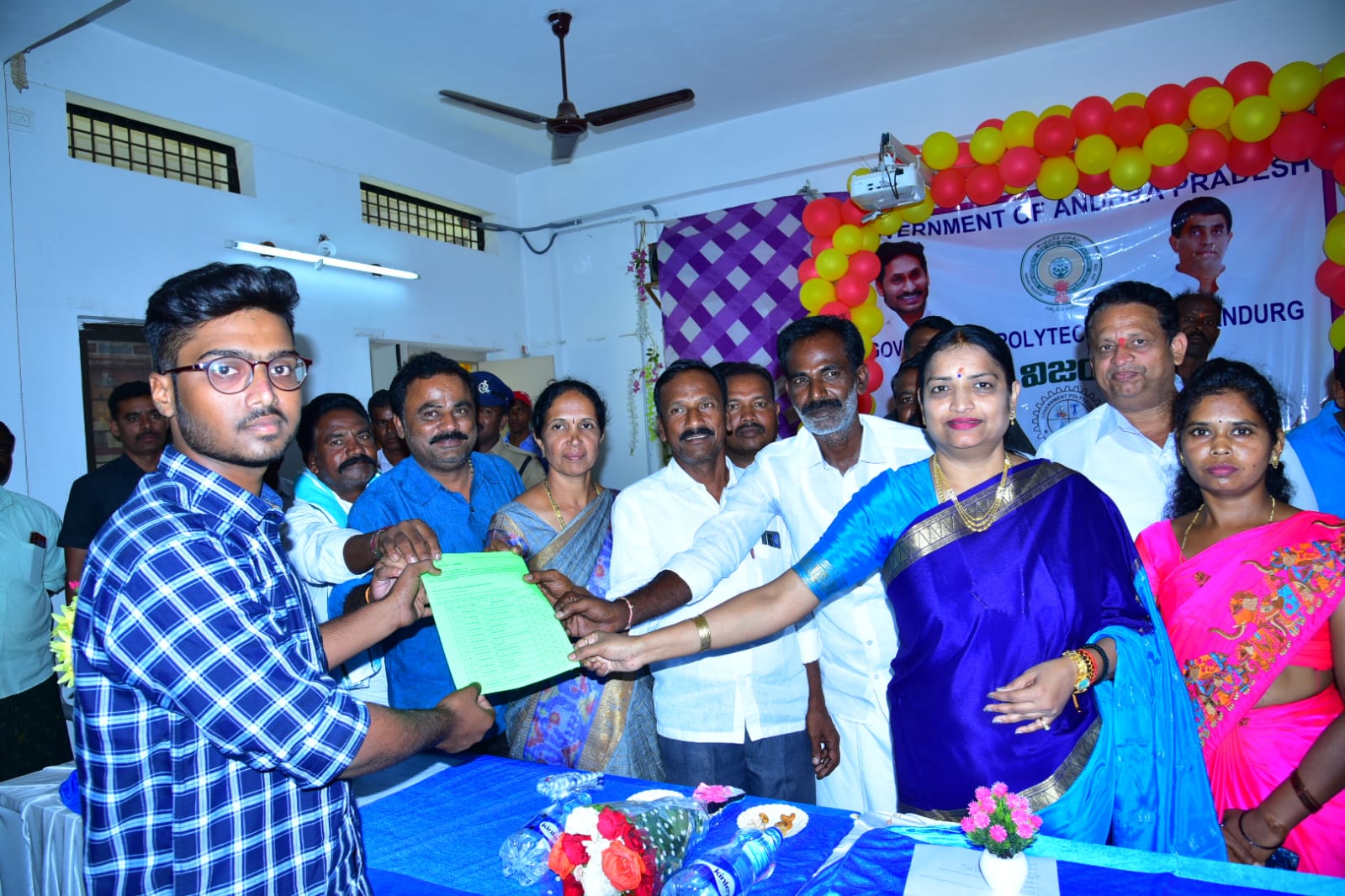 చదువుతోనే అభివృద్ధి : మంత్రి