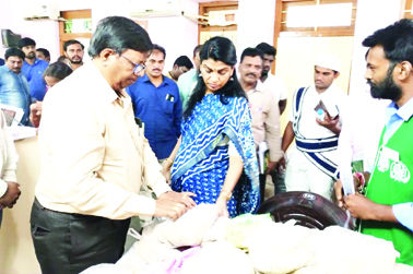 ధాన్యం కొనుగోళ్లు వేగవంతం చేయాలి : కలెక్టర్‌