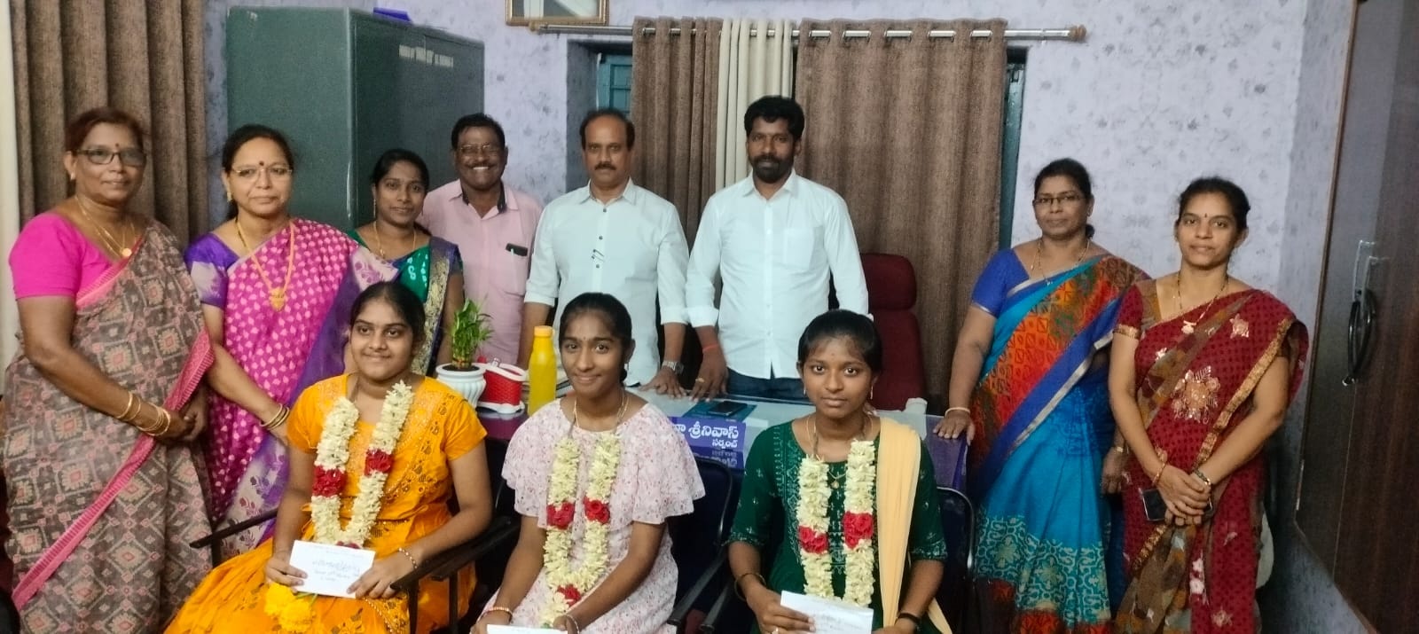 విద్యతోనే బంగారు భవిష్యత్తు