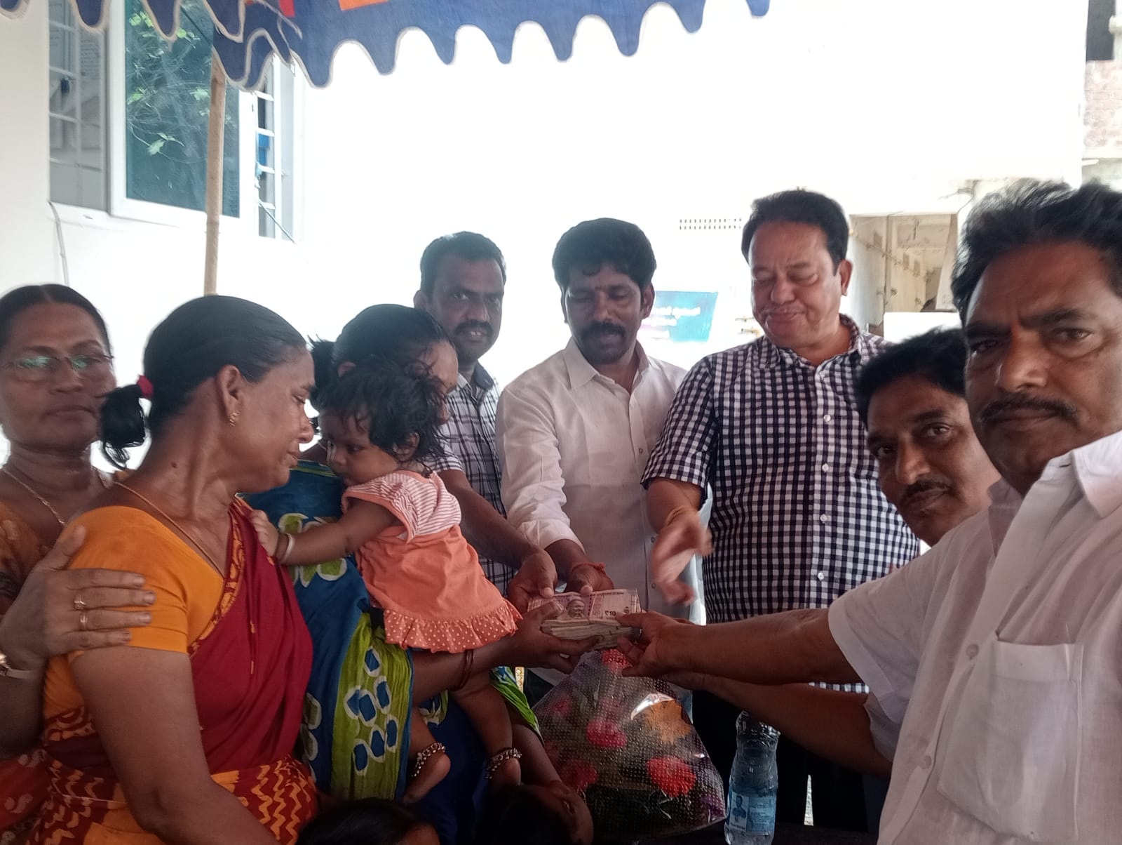 సాటివారిని ఆదుకోవడం అభినందనీయం : పివిఎల్‌