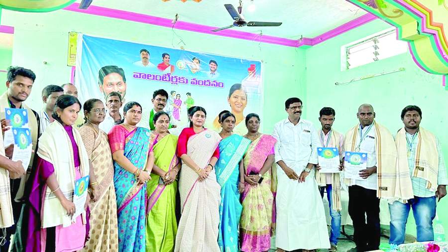   సన్మానం పొందిన వాలంటీర్లతో ఎమ్మెల్యే పద్మావతి, జెడీ ఛైర్‌పర్సన్‌ గిరిజమ్మ