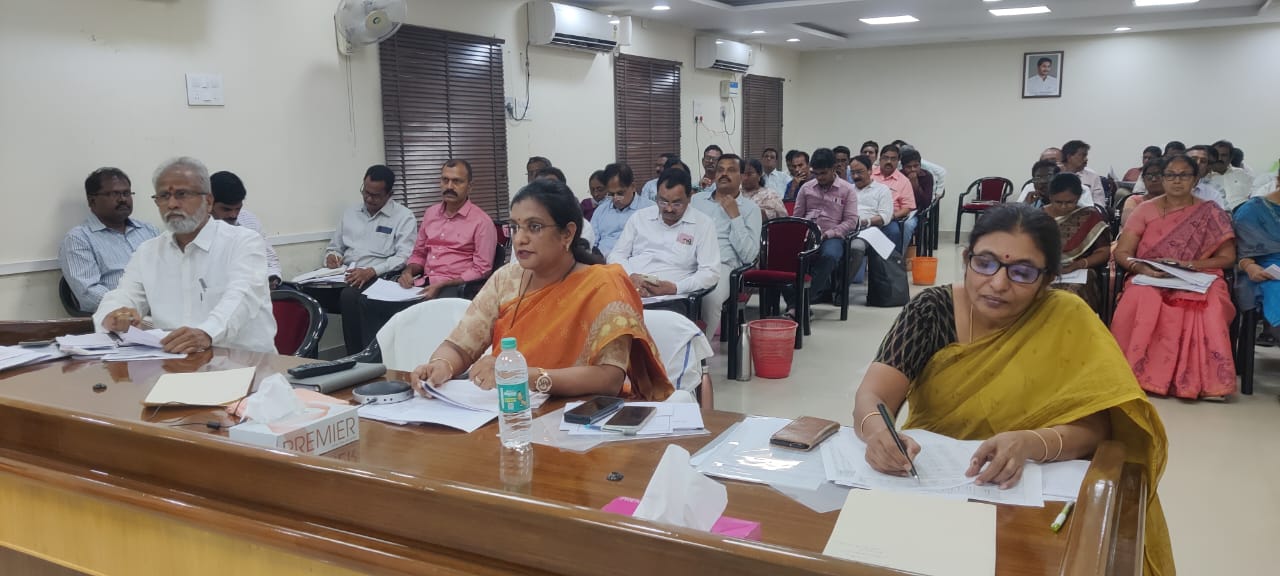 వీడియో కాన్ఫిరెన్స్‌లో మాట్లాడుతున్న కలెక్టర్‌ ఎమ్‌.గౌతమి