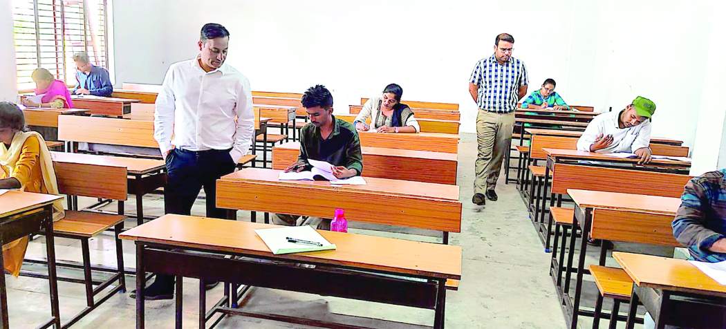    సివిల్‌ సర్వీసెస్‌ ప్రిలిమినరీ పరీక్ష కేంద్రాన్ని పరిశీలిస్తున్న అబ్జర్వర్‌ ప్రవీణ్‌కుమార్‌