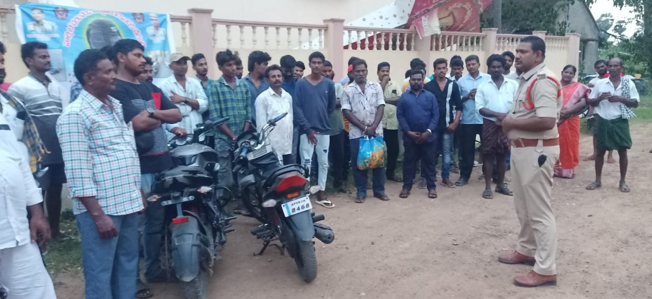 వాహనదారులు హెల్మెట్‌ ధరించాలి : ఎస్‌ఐ