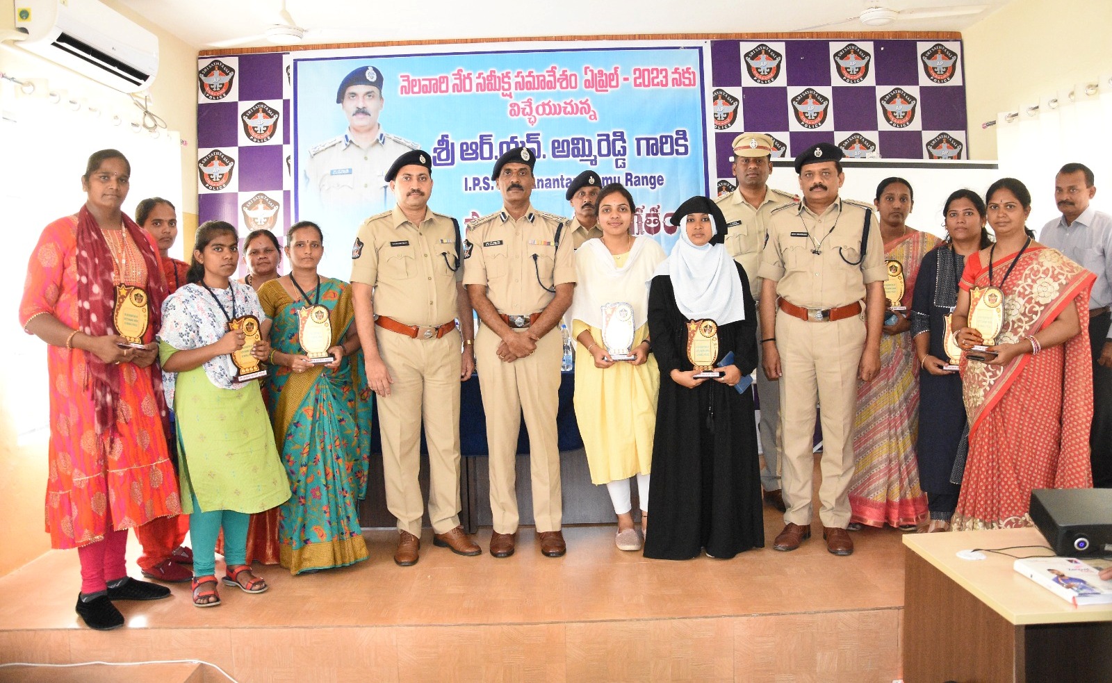 నేరాల నియంత్రణకు చర్యలు : డిఐజి