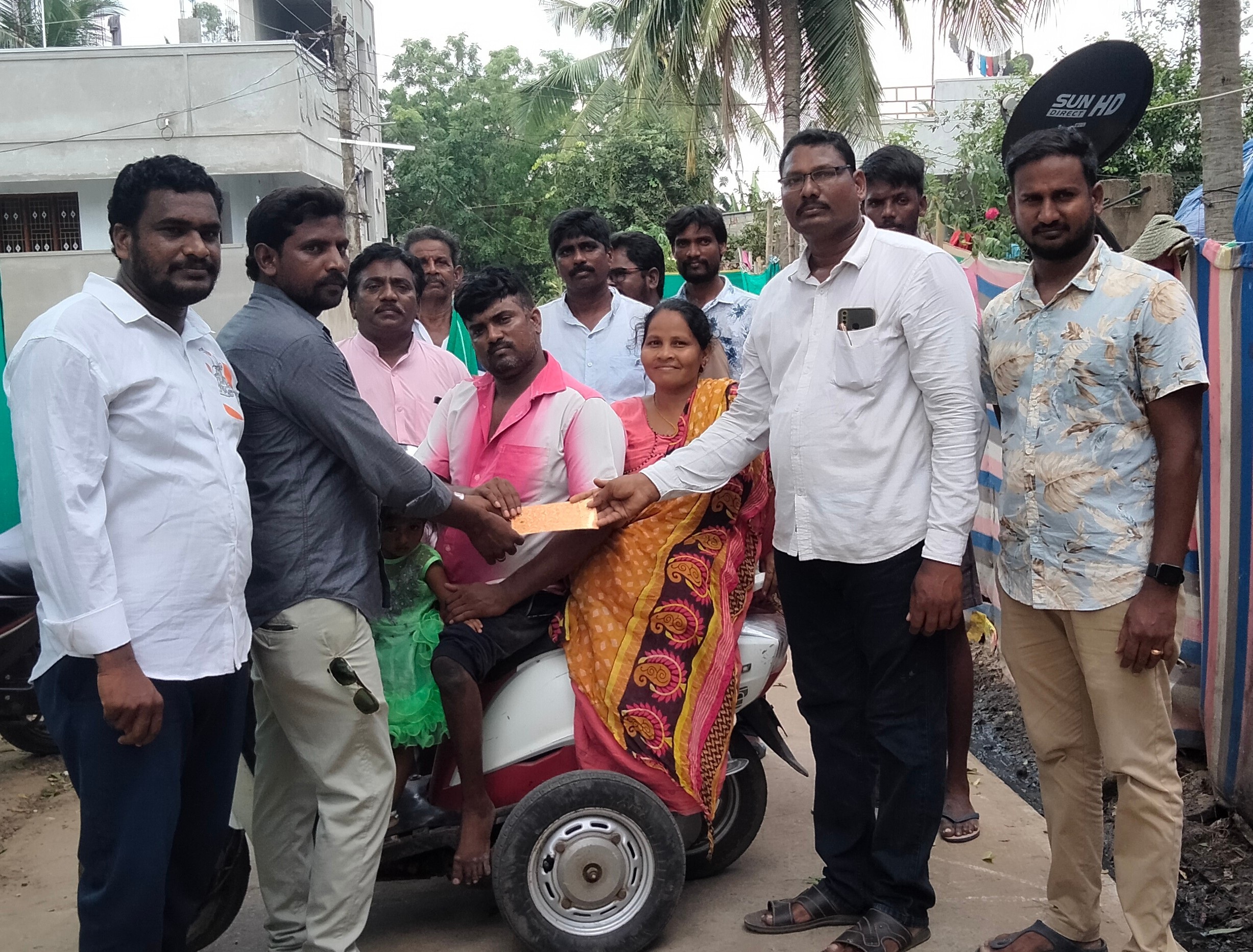 పేద కుటుంబానికి ఆర్థిక సాయం