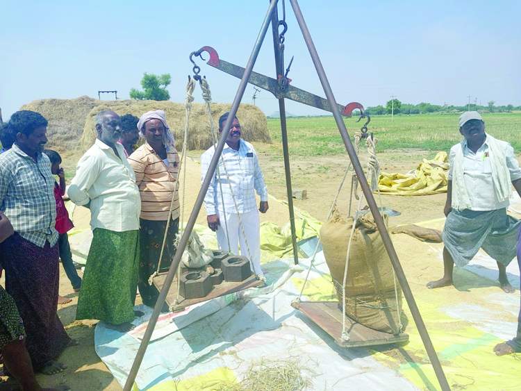   తూకాలను పరిశీలిస్తున్న తూనికలు, కొలతల అధికారులు