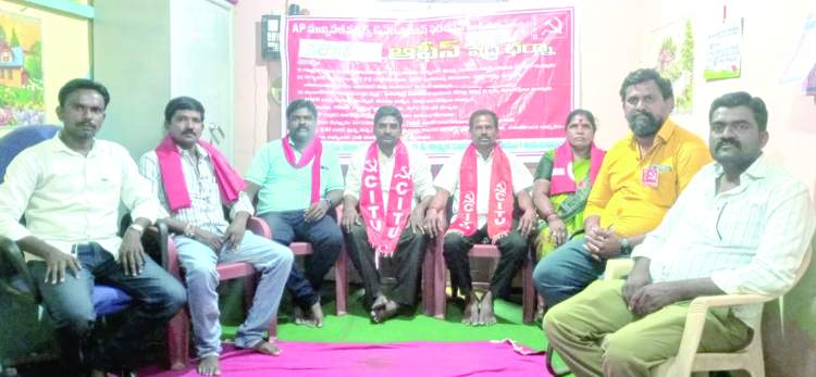   విలేకరులతో మాట్లాడుతున్న సిఐటియు నాయకులు