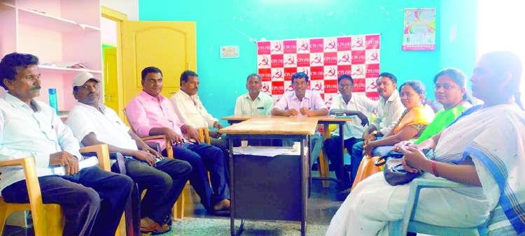 విలేకరులతో మాట్లాడుతున్న సిపిఎం జిల్లా కార్యదర్శి రాంభూపాల్‌