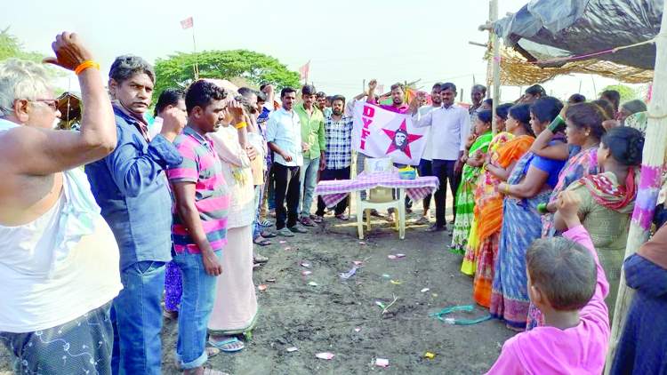    అల్లూరికి నివాళులర్పిస్తున్న డివైఎఫ్‌ఐ నాయకులు
