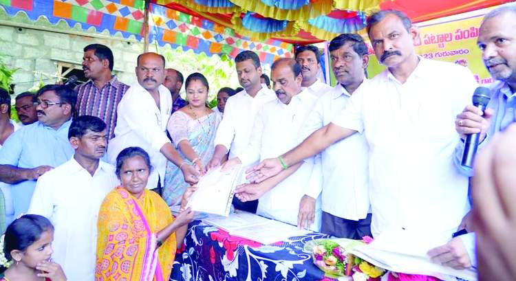  పేదలకు ఇళ్ల పట్టాలు పంపిణీ చేస్తున్న ఎమ్మెల్యే అనంత, సిపిఎం జిల్లా కార్యదర్శి వి.రాంభూపాల్‌